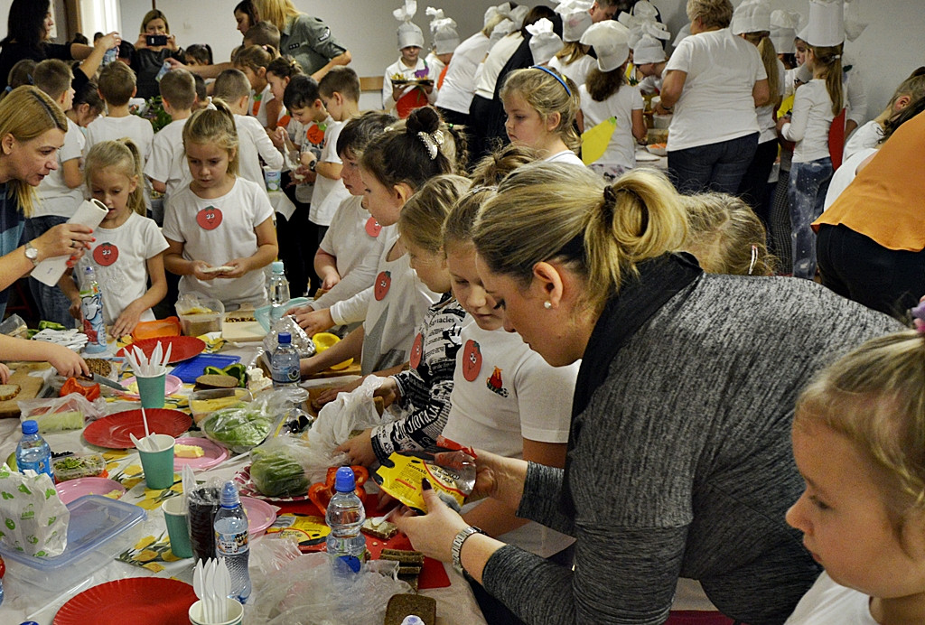 Mają tę moc! Śniadaniowa akcja dla dzieci w ,,małej dwójce? [FOTO]