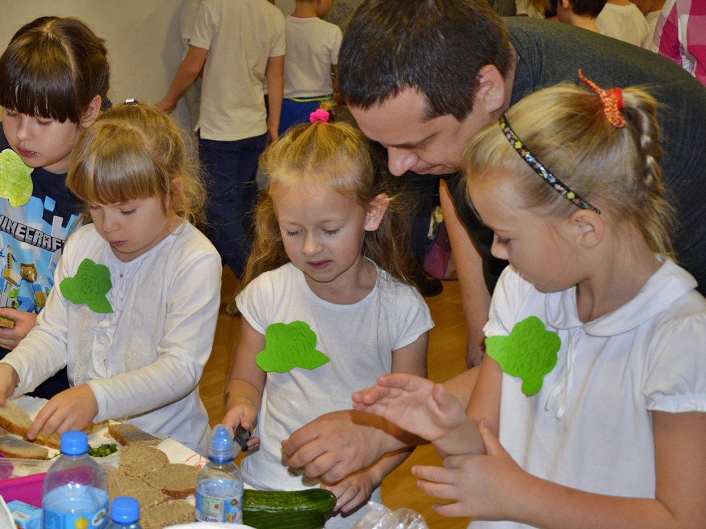 Mają tę moc! Śniadaniowa akcja dla dzieci w ,,małej dwójce? [FOTO]
