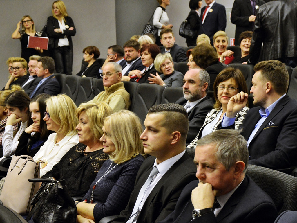Śpiewająco, wierszem i z żołnierską dyscypliną... Samorządowa impreza w kinie [FOTORELACJA]