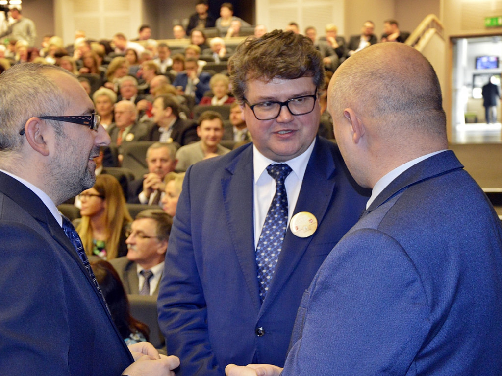Śpiewająco, wierszem i z żołnierską dyscypliną... Samorządowa impreza w kinie [FOTORELACJA]