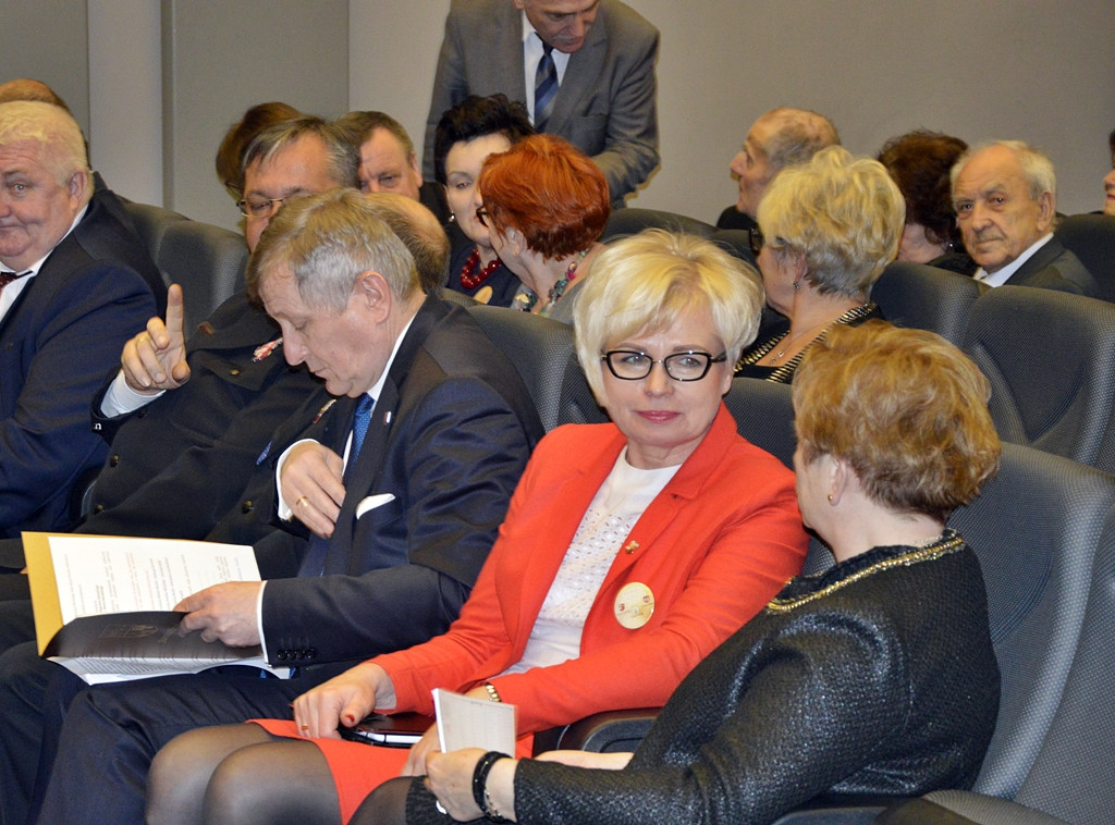 Śpiewająco, wierszem i z żołnierską dyscypliną... Samorządowa impreza w kinie [FOTORELACJA]