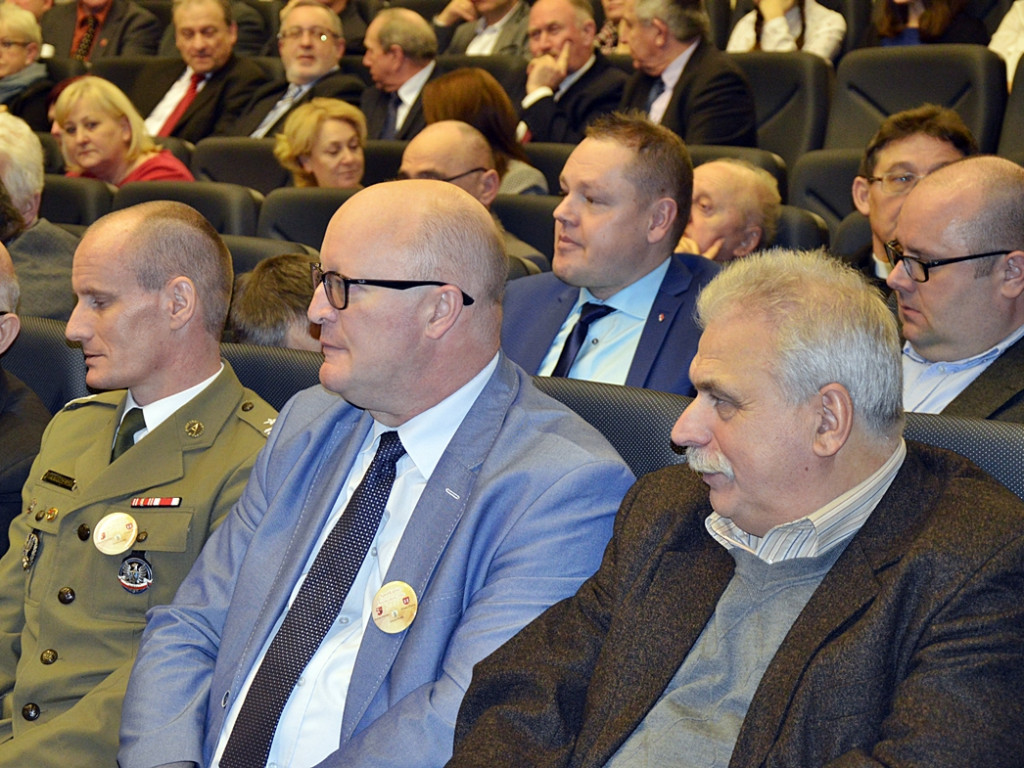 Śpiewająco, wierszem i z żołnierską dyscypliną... Samorządowa impreza w kinie [FOTORELACJA]