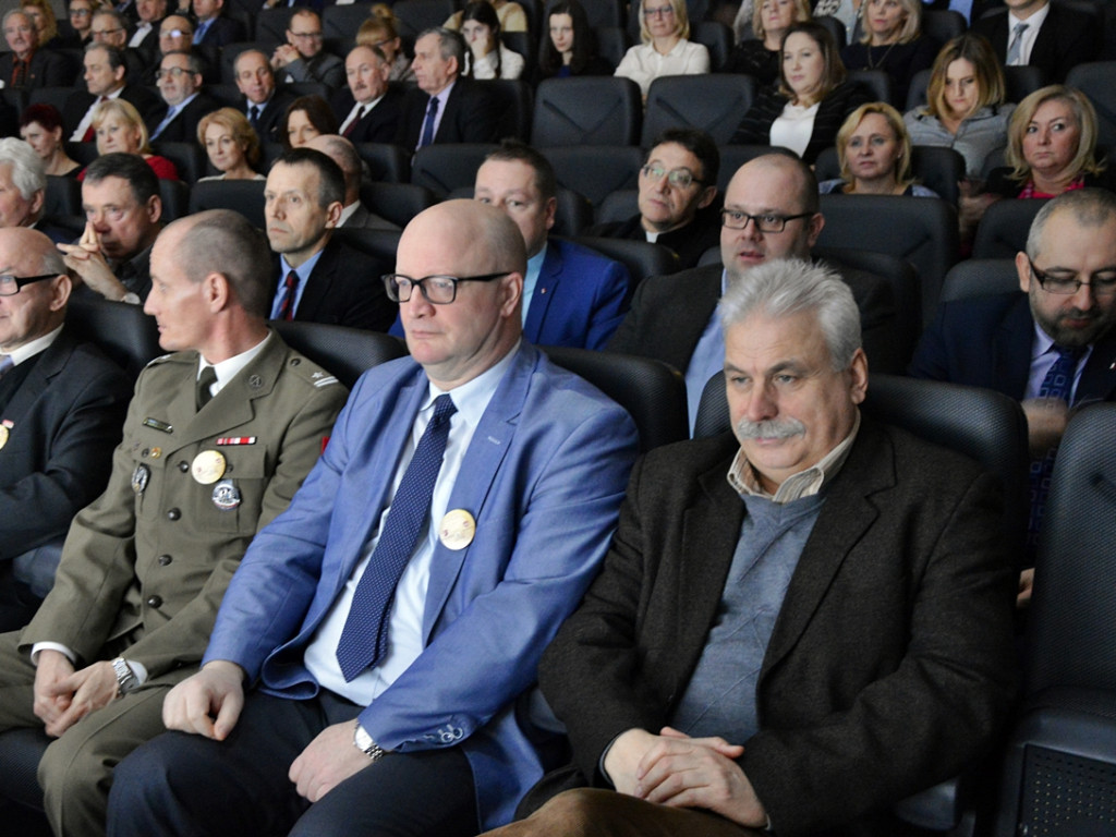 Śpiewająco, wierszem i z żołnierską dyscypliną... Samorządowa impreza w kinie [FOTORELACJA]