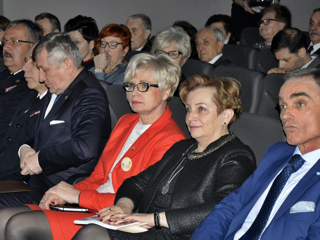 Śpiewająco, wierszem i z żołnierską dyscypliną... Samorządowa impreza w kinie [FOTORELACJA]