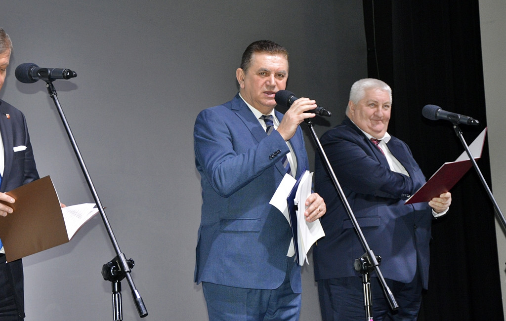 Śpiewająco, wierszem i z żołnierską dyscypliną... Samorządowa impreza w kinie [FOTORELACJA]