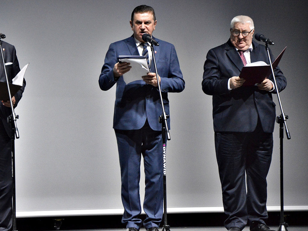 Śpiewająco, wierszem i z żołnierską dyscypliną... Samorządowa impreza w kinie [FOTORELACJA]