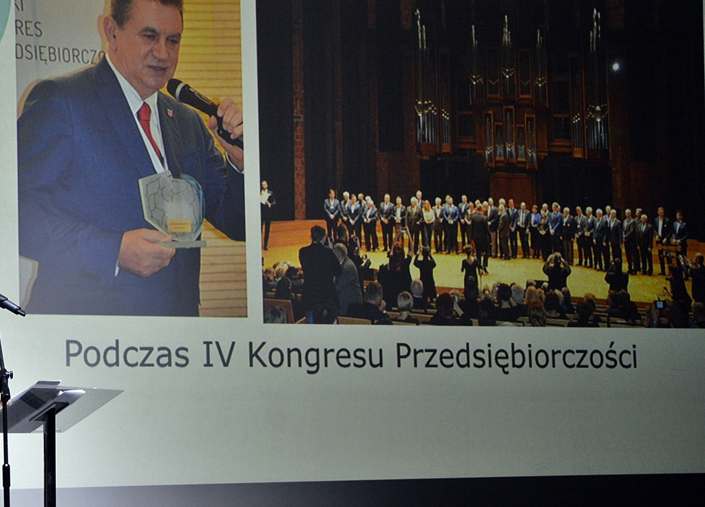 Śpiewająco, wierszem i z żołnierską dyscypliną... Samorządowa impreza w kinie [FOTORELACJA]