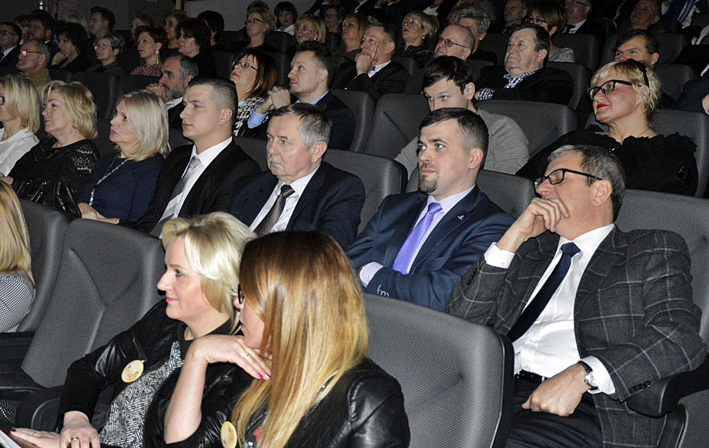 Śpiewająco, wierszem i z żołnierską dyscypliną... Samorządowa impreza w kinie [FOTORELACJA]