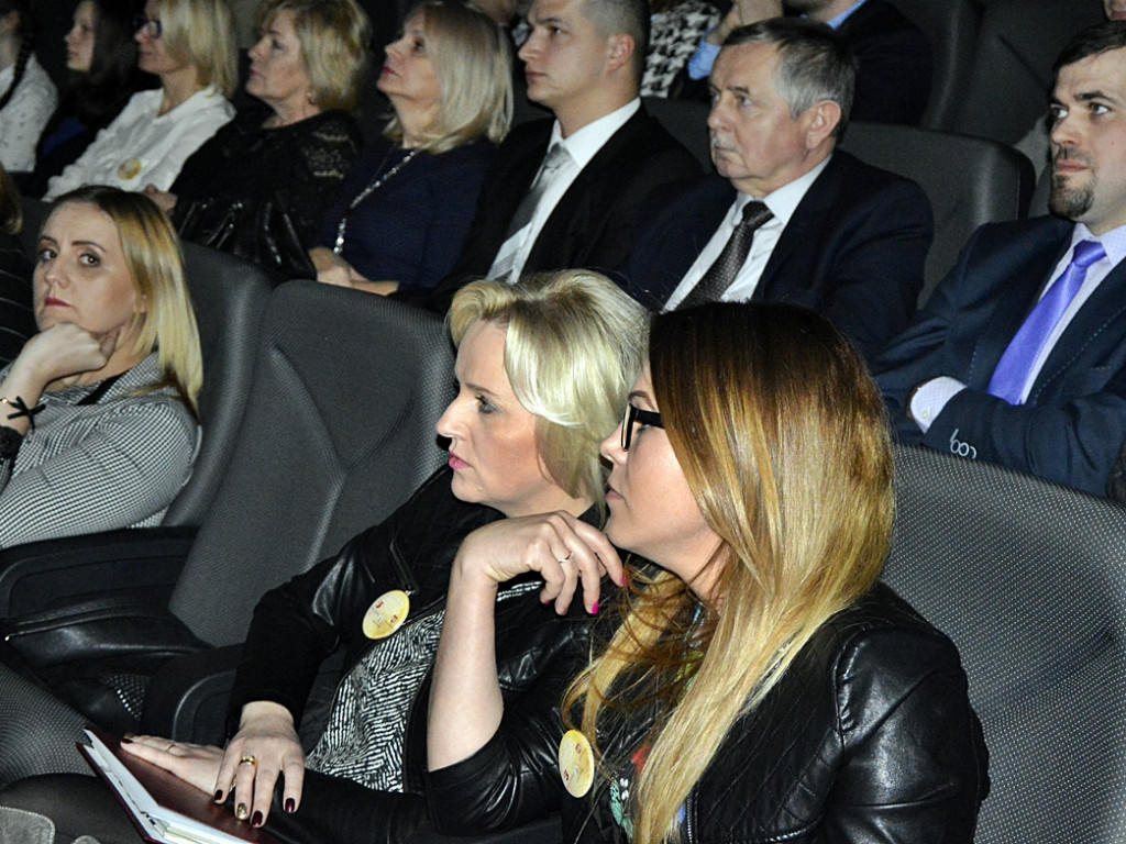 Śpiewająco, wierszem i z żołnierską dyscypliną... Samorządowa impreza w kinie [FOTORELACJA]
