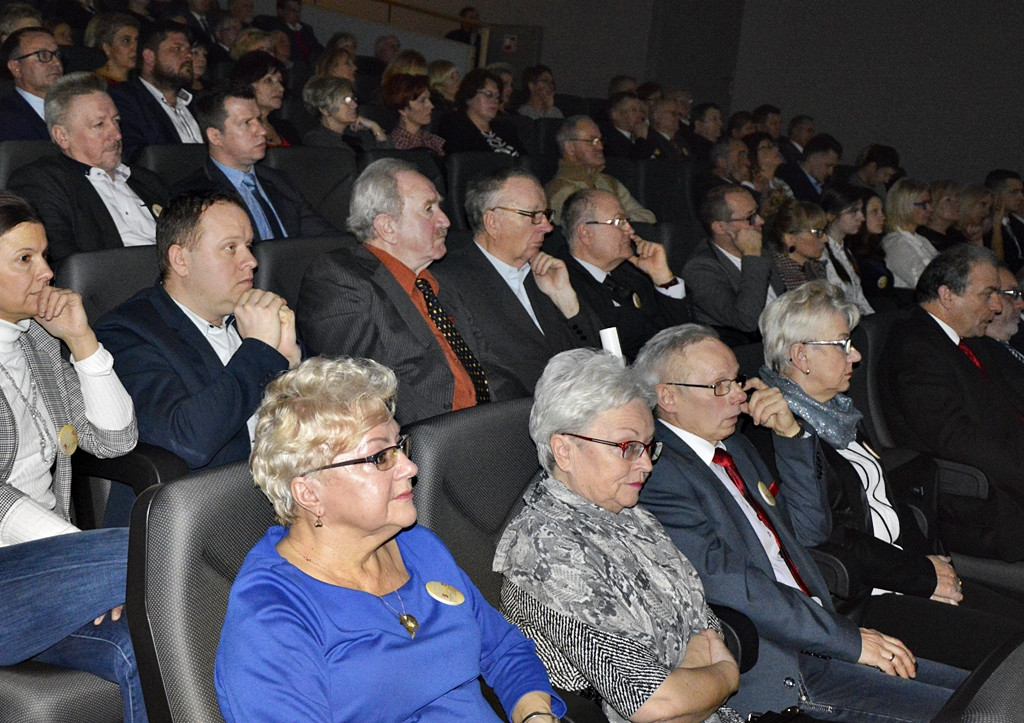 Śpiewająco, wierszem i z żołnierską dyscypliną... Samorządowa impreza w kinie [FOTORELACJA]