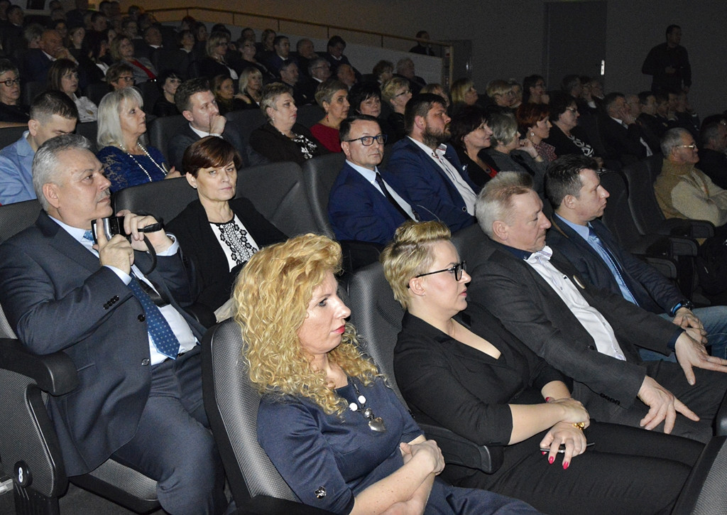 Śpiewająco, wierszem i z żołnierską dyscypliną... Samorządowa impreza w kinie [FOTORELACJA]