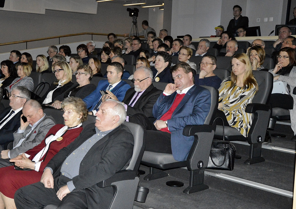 Śpiewająco, wierszem i z żołnierską dyscypliną... Samorządowa impreza w kinie [FOTORELACJA]