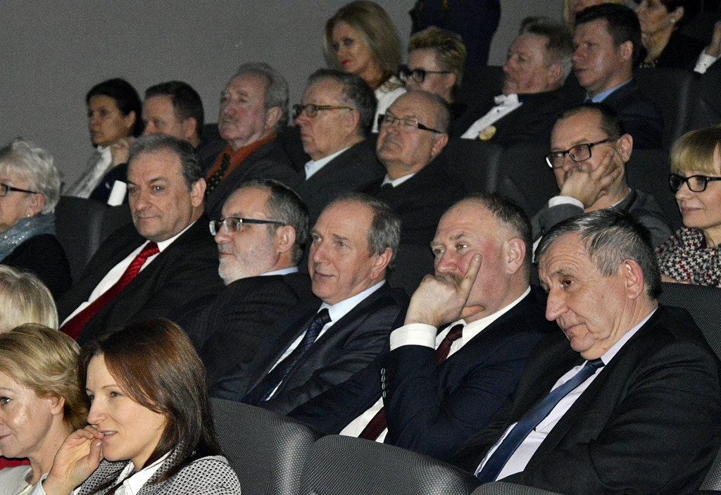 Śpiewająco, wierszem i z żołnierską dyscypliną... Samorządowa impreza w kinie [FOTORELACJA]