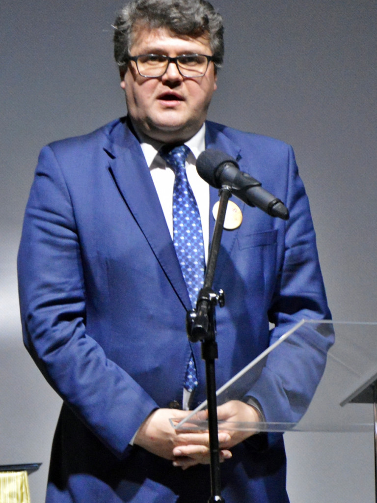 Śpiewająco, wierszem i z żołnierską dyscypliną... Samorządowa impreza w kinie [FOTORELACJA]