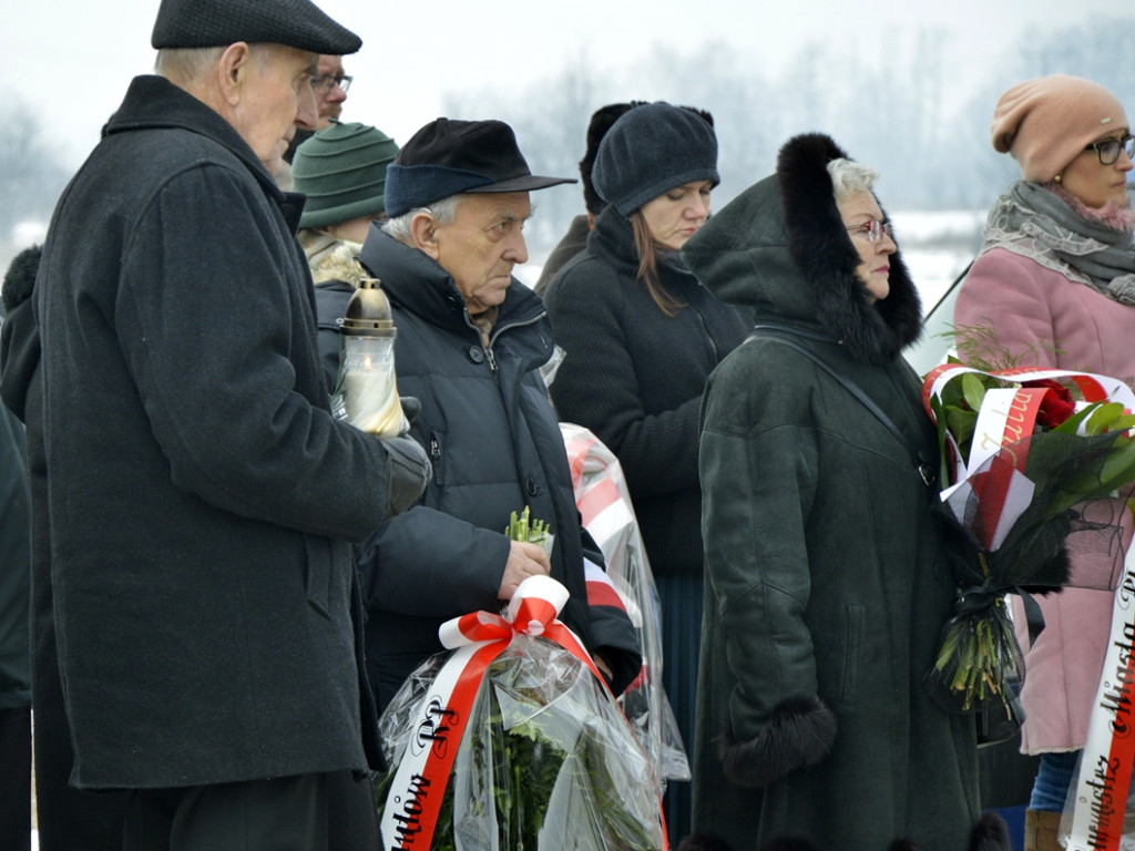 Pochylone głowy na czas wspomnień o bestialskiej zbrodni na naszych rodakach [FOTORELACJA]
