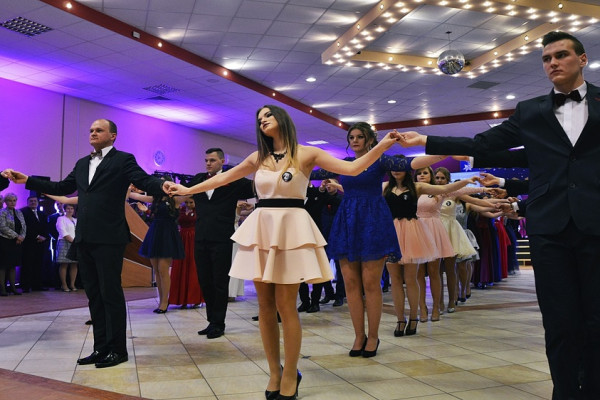 Poloneza czas zacząć?! Studniówka maturzystów od Staszica [FOTO]