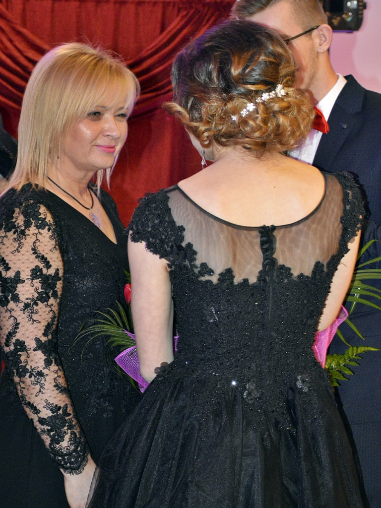 Poloneza czas zacząć?! Studniówka maturzystów od Staszica [FOTO]