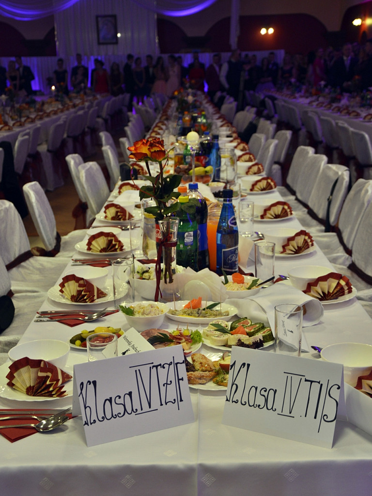 Poloneza czas zacząć?! Studniówka maturzystów od Staszica [FOTO]