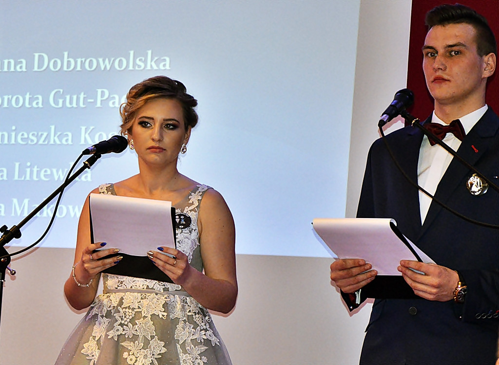 Poloneza czas zacząć?! Studniówka maturzystów od Staszica [FOTO]