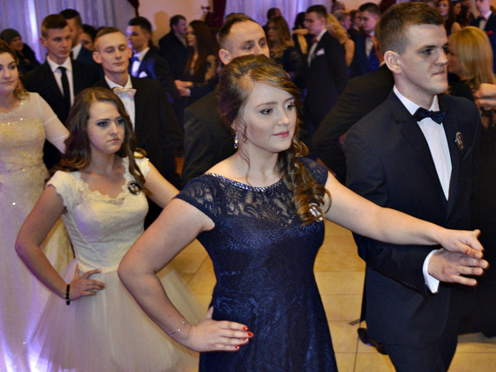 Poloneza czas zacząć?! Studniówka maturzystów od Staszica [FOTO]