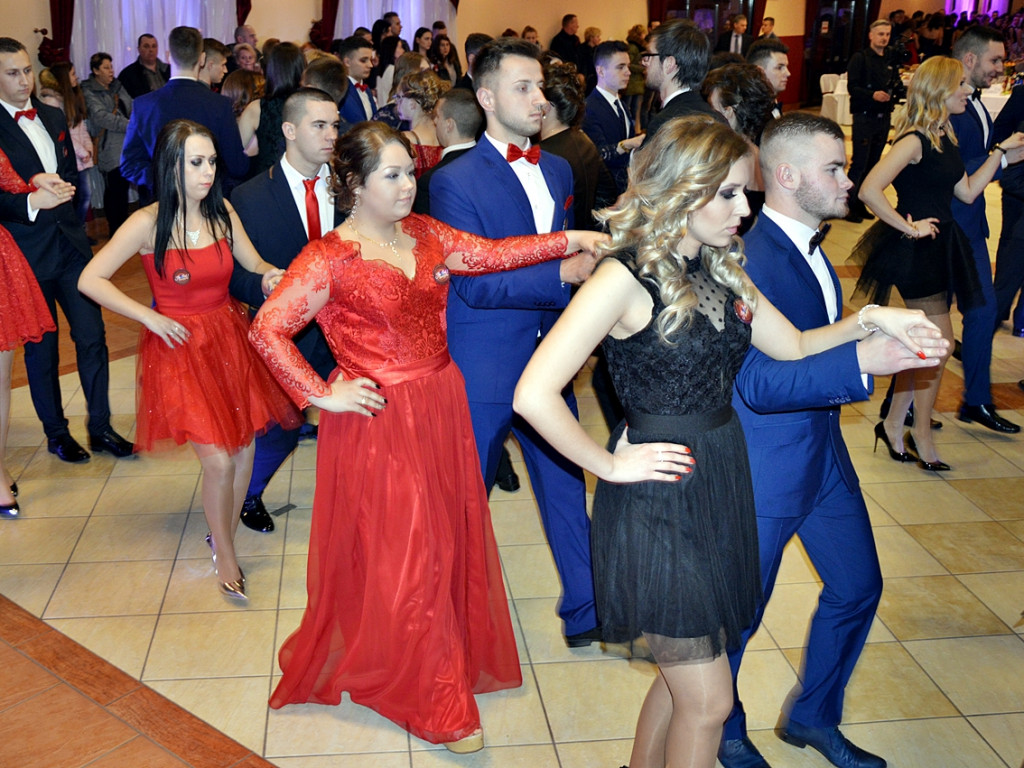 Poloneza czas zacząć?! Studniówka maturzystów od Staszica [FOTO]