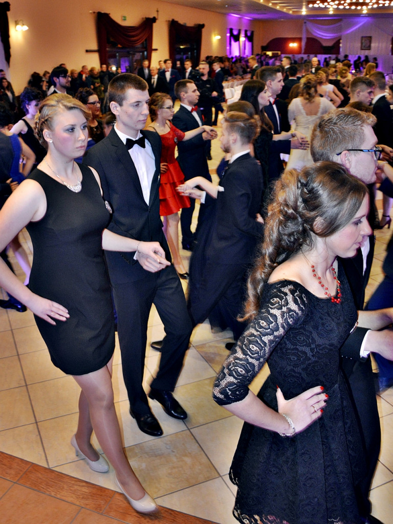 Poloneza czas zacząć?! Studniówka maturzystów od Staszica [FOTO]