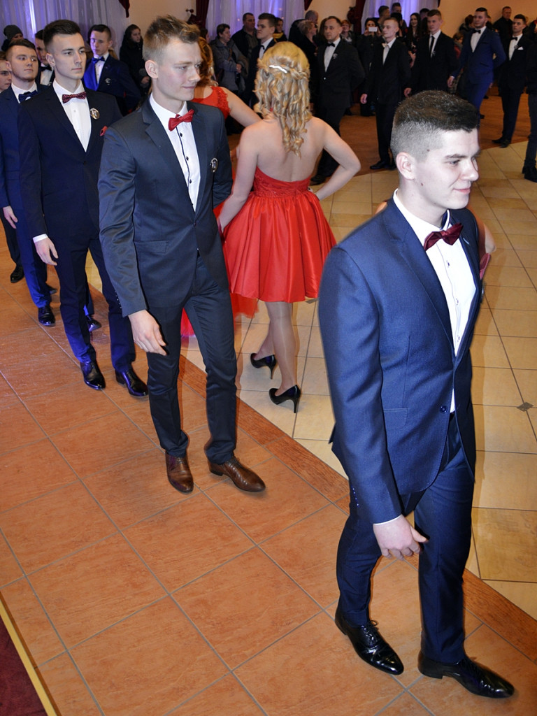 Poloneza czas zacząć?! Studniówka maturzystów od Staszica [FOTO]