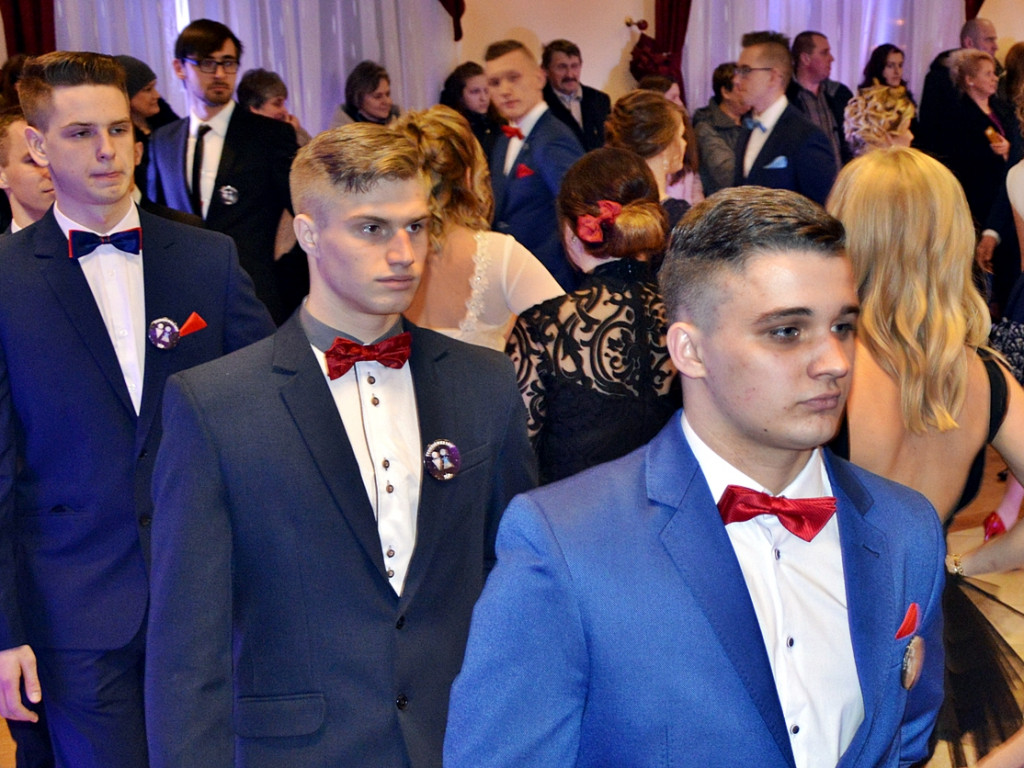 Poloneza czas zacząć?! Studniówka maturzystów od Staszica [FOTO]