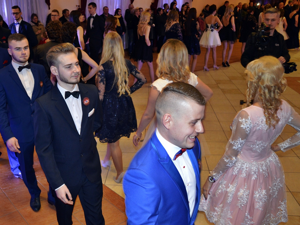 Poloneza czas zacząć?! Studniówka maturzystów od Staszica [FOTO]