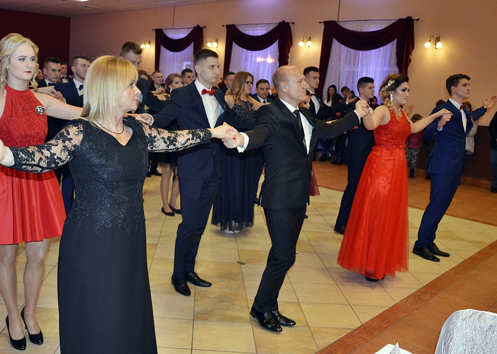 Poloneza czas zacząć?! Studniówka maturzystów od Staszica [FOTO]