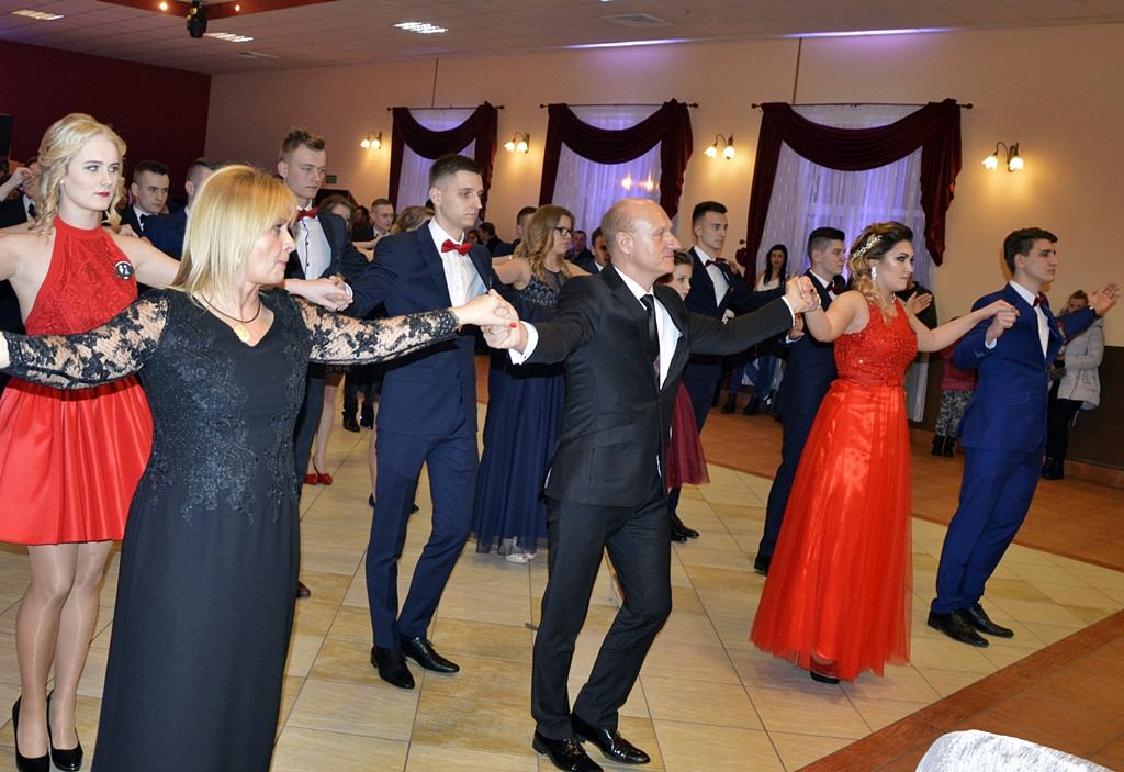 Poloneza czas zacząć?! Studniówka maturzystów od Staszica [FOTO]