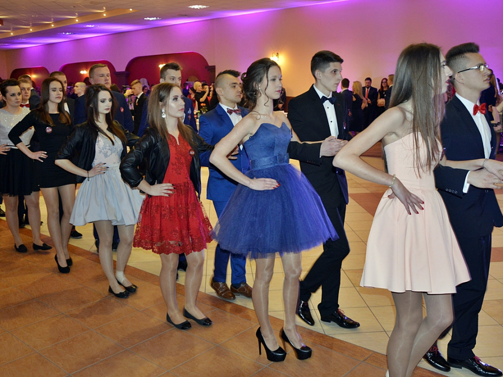 Poloneza czas zacząć?! Studniówka maturzystów od Staszica [FOTO]