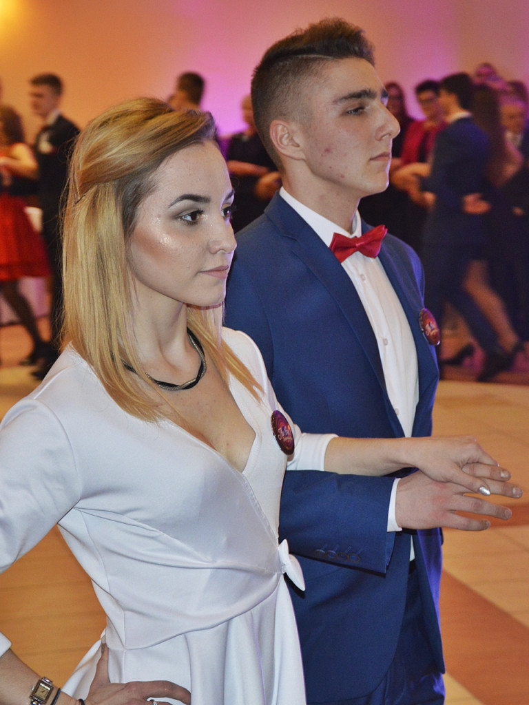 Poloneza czas zacząć?! Studniówka maturzystów od Staszica [FOTO]