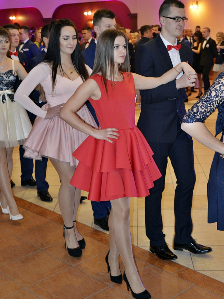 Poloneza czas zacząć?! Studniówka maturzystów od Staszica [FOTO]