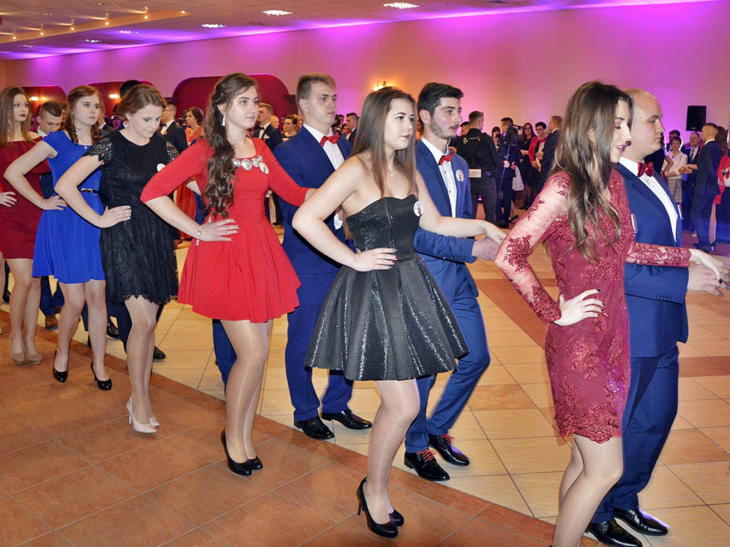 Poloneza czas zacząć?! Studniówka maturzystów od Staszica [FOTO]