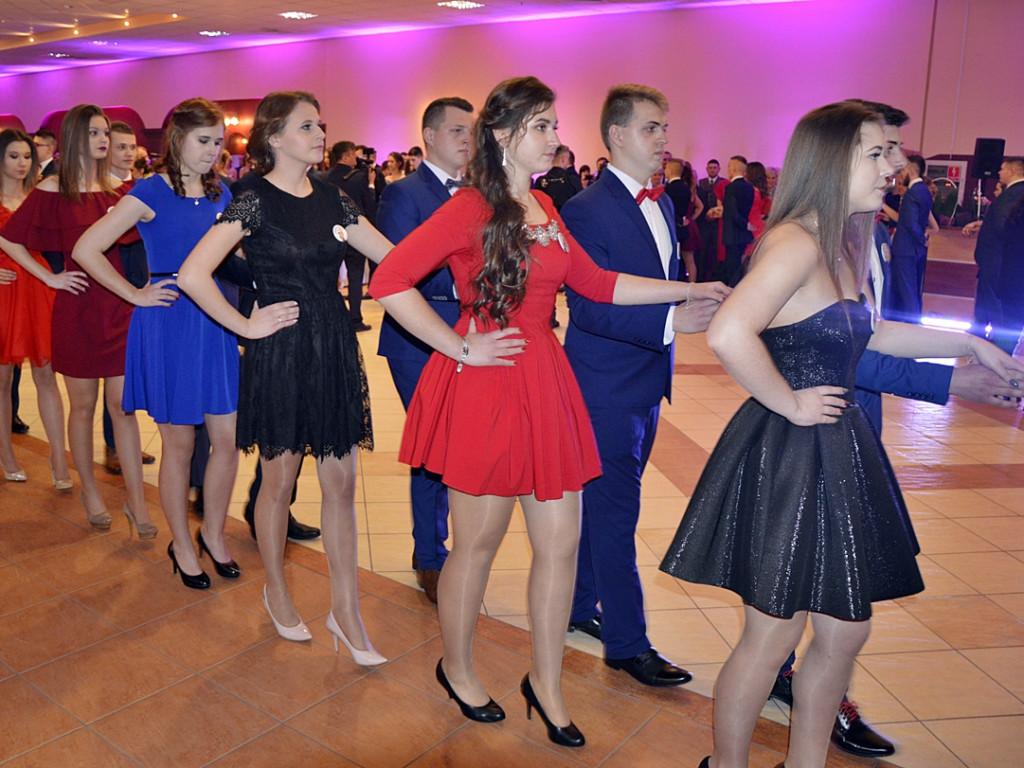 Poloneza czas zacząć?! Studniówka maturzystów od Staszica [FOTO]