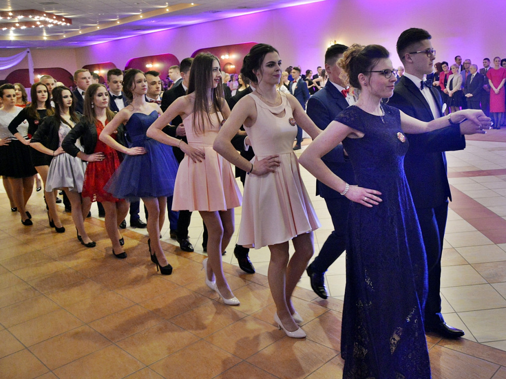 Poloneza czas zacząć?! Studniówka maturzystów od Staszica [FOTO]