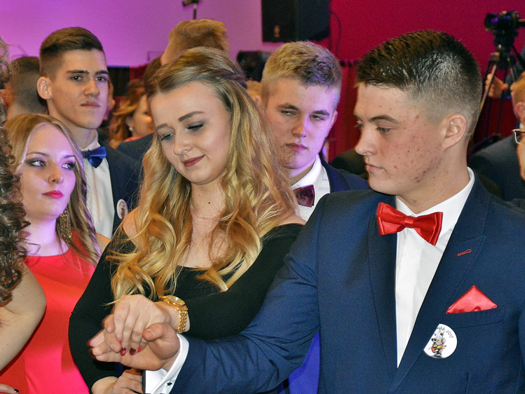 Poloneza czas zacząć?! Studniówka maturzystów od Staszica [FOTO]