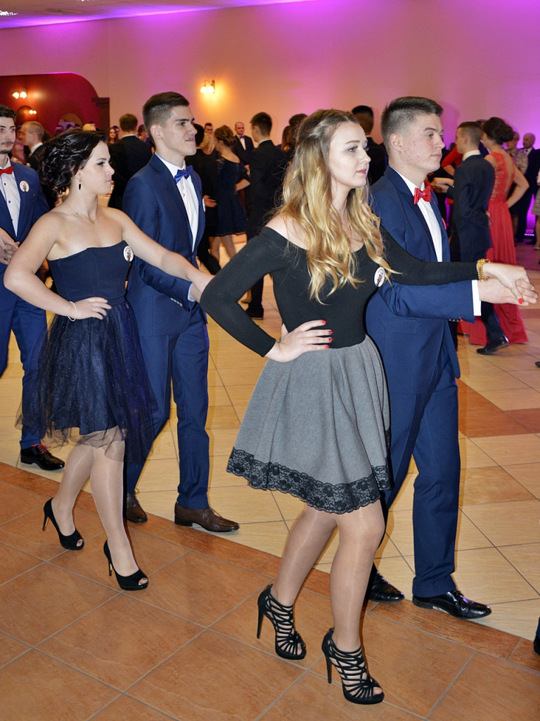 Poloneza czas zacząć?! Studniówka maturzystów od Staszica [FOTO]