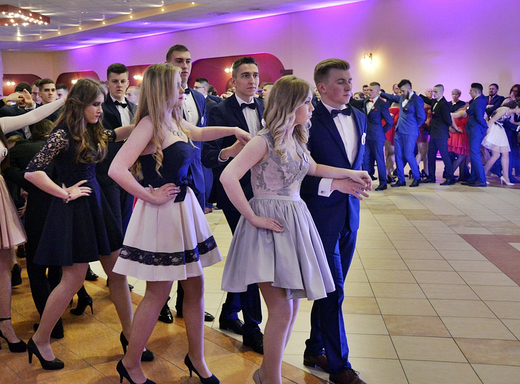 Poloneza czas zacząć?! Studniówka maturzystów od Staszica [FOTO]