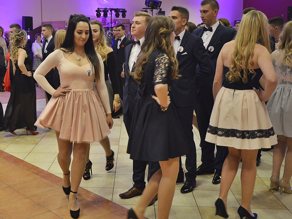 Poloneza czas zacząć?! Studniówka maturzystów od Staszica [FOTO]