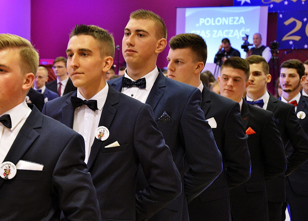 Poloneza czas zacząć?! Studniówka maturzystów od Staszica [FOTO]