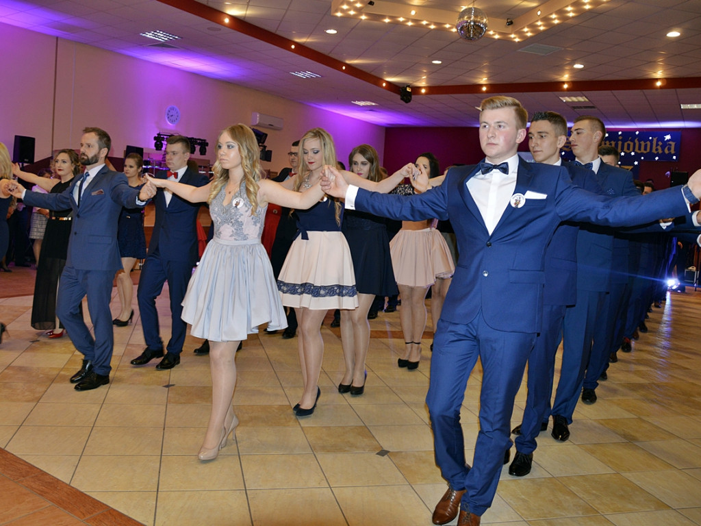 Poloneza czas zacząć?! Studniówka maturzystów od Staszica [FOTO]