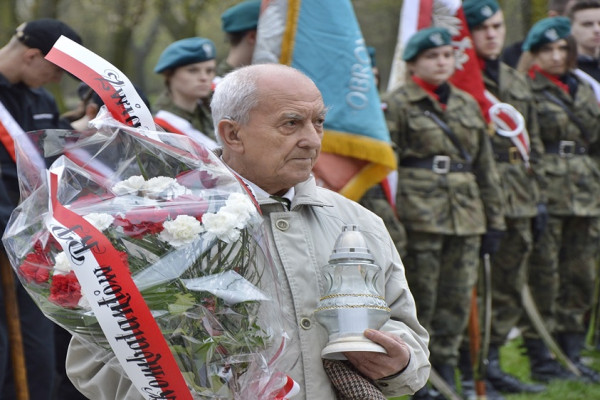 Gdy zgasną już znicze pod katyńskim krzyżem... [FOTORELACJA]