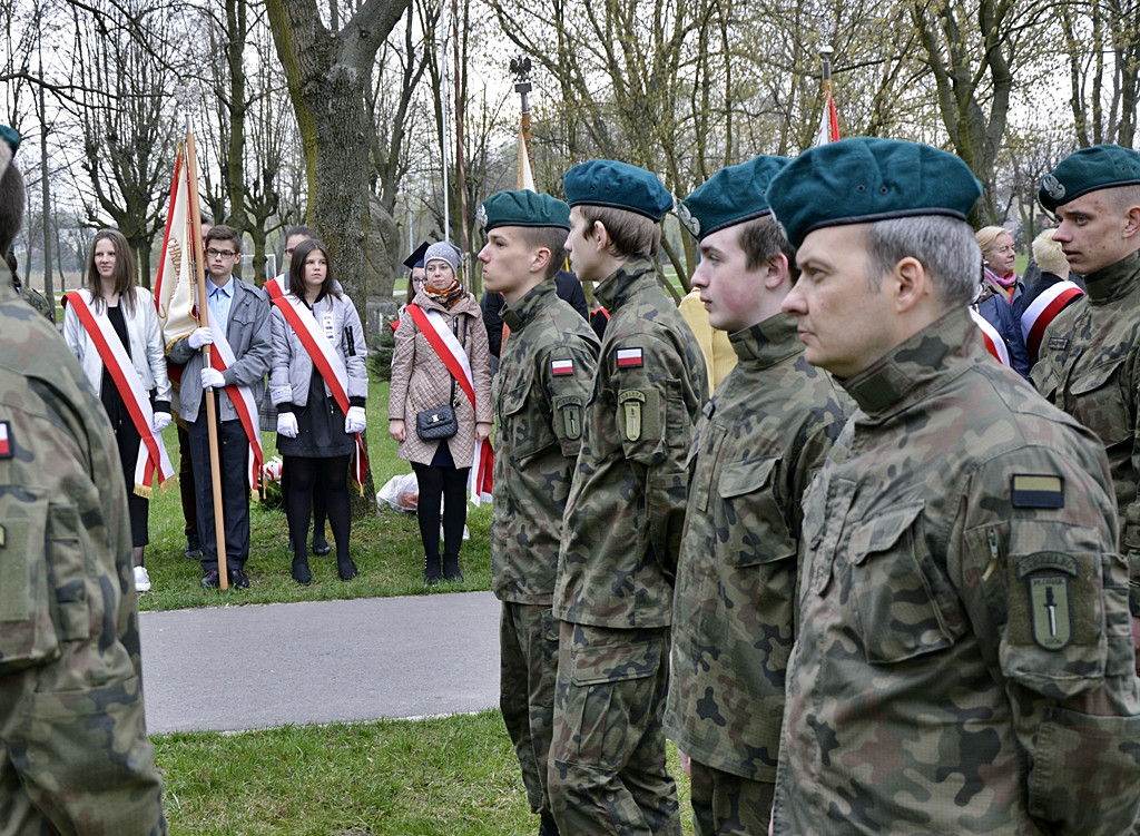Gdy zgasną już znicze pod katyńskim krzyżem... [FOTORELACJA]