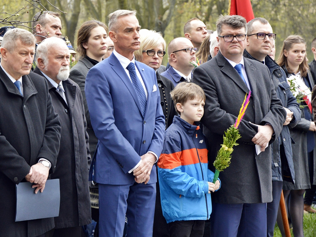Gdy zgasną już znicze pod katyńskim krzyżem... [FOTORELACJA]