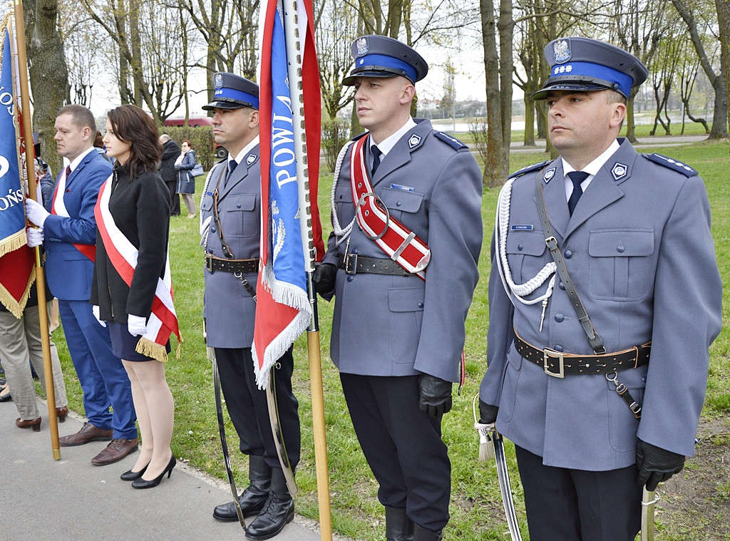 Gdy zgasną już znicze pod katyńskim krzyżem... [FOTORELACJA]