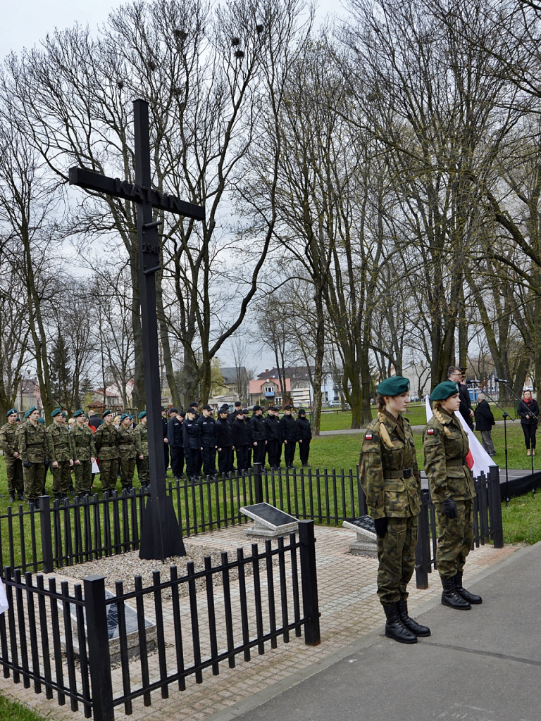 Gdy zgasną już znicze pod katyńskim krzyżem... [FOTORELACJA]
