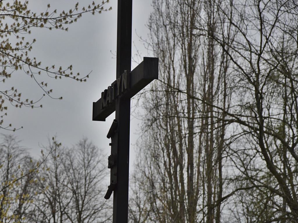 Gdy zgasną już znicze pod katyńskim krzyżem... [FOTORELACJA]