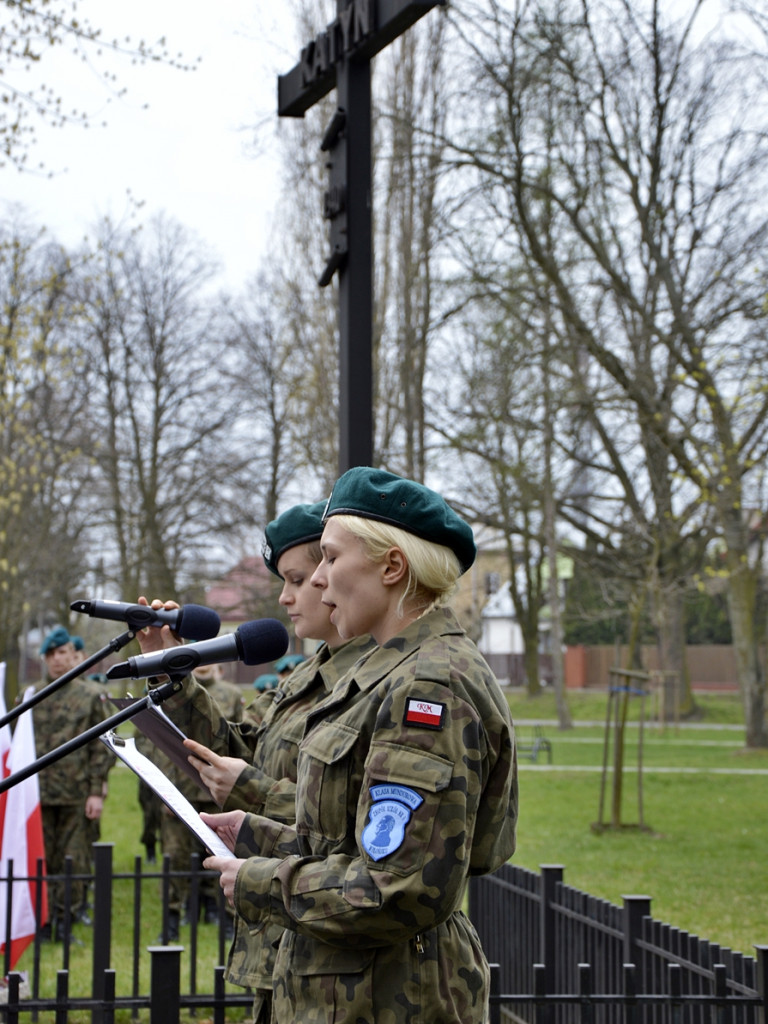 Gdy zgasną już znicze pod katyńskim krzyżem... [FOTORELACJA]